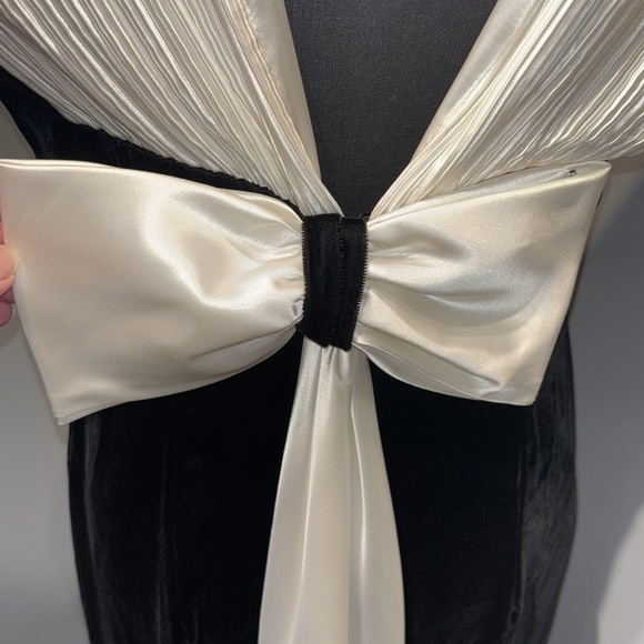 VTG Black Velvet Formal/Evening Gown sweetheart neck dramatic white sleeves sz14 - Picture 7 of 13